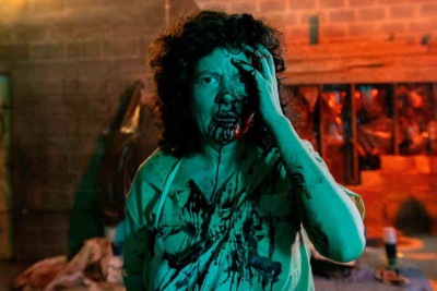 Atriz Gilda Nomacce enfrentou exaustivas sessões de maquiagem, com muito sangue, para compor o clima -  (crédito: Retrato Filmes/Divulgação)