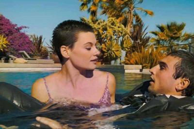Filme 'June e John', de Luc Besson, traz Matilda Price e Luke Stanton Eddy como protagonistas, vivendo uma relação amorosa divertida -  (crédito: Diamond Films/Divulgação)