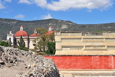 A cidade de Oaxaca, no sul do México, foi palco de uma descoberta curiosa. Arqueólogos encontraram, em túneis ocultos em uma igreja católica, em Mitla, o que chamaram de  "agem para o submundo" da civilização Zapoteca, que viveu no local entre o ano de 700 c.C até o início do século XV -  (crédito: LBM1948/Wikimedia Commons)