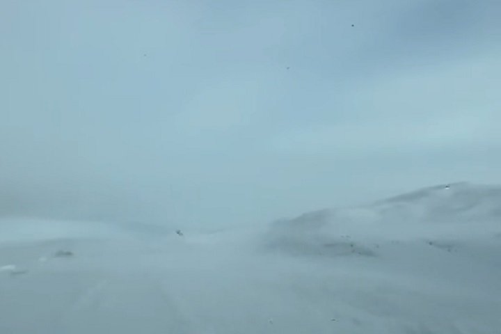 "Em uma curva, o carro bateu em uma duna de neve que não dava para distinguir claramente por causa do vento branco. Tudo estava branco, não dava para distinguir o que era estrada e o que não era", explicou.