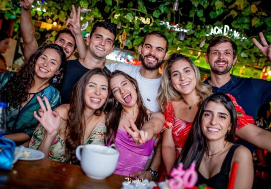 Festa Tinder: bar diverte solteiros no Dia dos Namorados