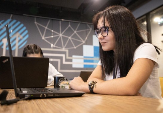 Programa oferece bolsas para mineiras no setor de tecnologia