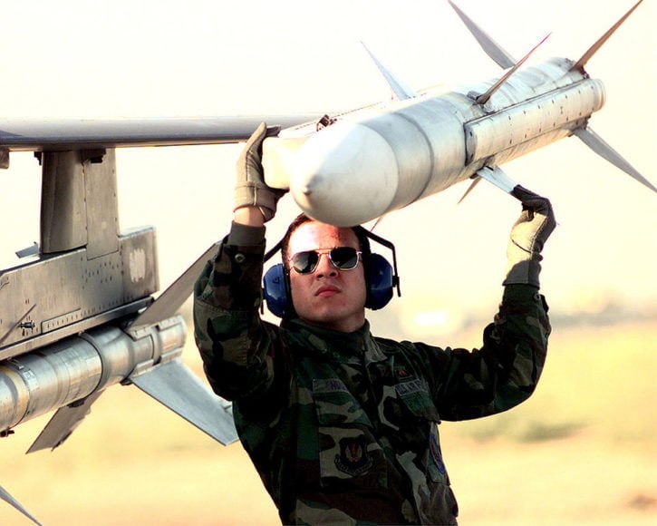 Segundo escreveu Paul Scharre, ex-oficial de alto escalão do Pentágono e autor do livro "Exército de Ninguém", essas munições têm um certo grau de "autonomia limitada".