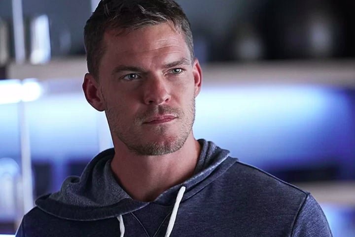 O filme, gravado na Austrália, acompanha um entregador (Alan Ritchson — foto) em uma missão perigosa para transportar um órgão vital, enquanto é perseguido por criminosos.