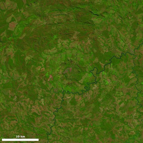 Hoje, a cratera está parcialmente erodida e coberta por vegetação do Cerrado, mas suas formas ainda são identificáveis em imagens de satélite.