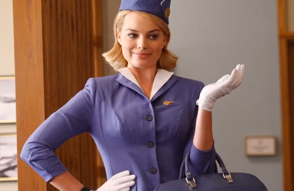 A série "Pan Am", de 2011, foi uma espécie de porta de entrada para a carreira de Margot Robbie.  O enredo é centrado na famosa companhia Pan American Airways, a Pan Am. Margot interpreta Laura Cameron, uma aeromoça recém-saída do treinamento