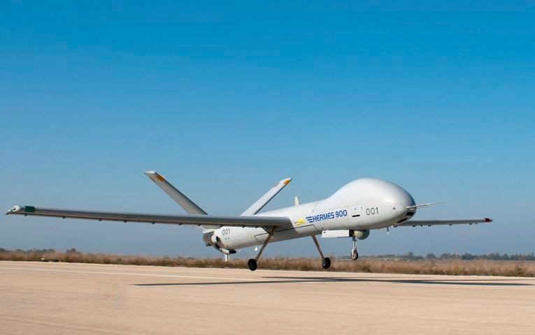 E esta é apenas uma das várias estratégias em andamento no Pentágono. A meta é ter milhares de drones econômicos, autônomos e por vezes letais em operação nos próximos anos. 