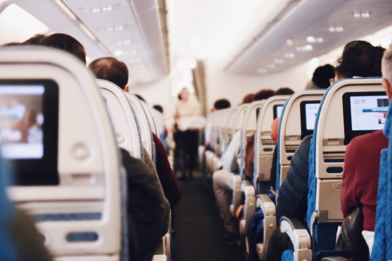 Um diretor da Sky Airlines explicou que o aviso foi necessário para que não houvesse pânico quando as pessoas percebessem a mudança do percurso (que costuma ser exibido durante o voo).
