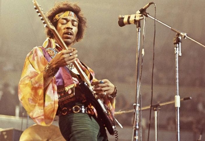 Guitarra de Jimi Hendrix – Uma guitarra modelo Japanese Sunburst, que pertenceu ao roqueiro, foi leiloada em 2020 por US$ 216 mil, o equivalente a R$ 1,2 milhão.