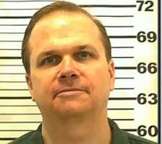 O mais curioso é que esse autógrafo havia sido dado por Lennon para o homem que o assassinou, Mark David Chapman (foto).