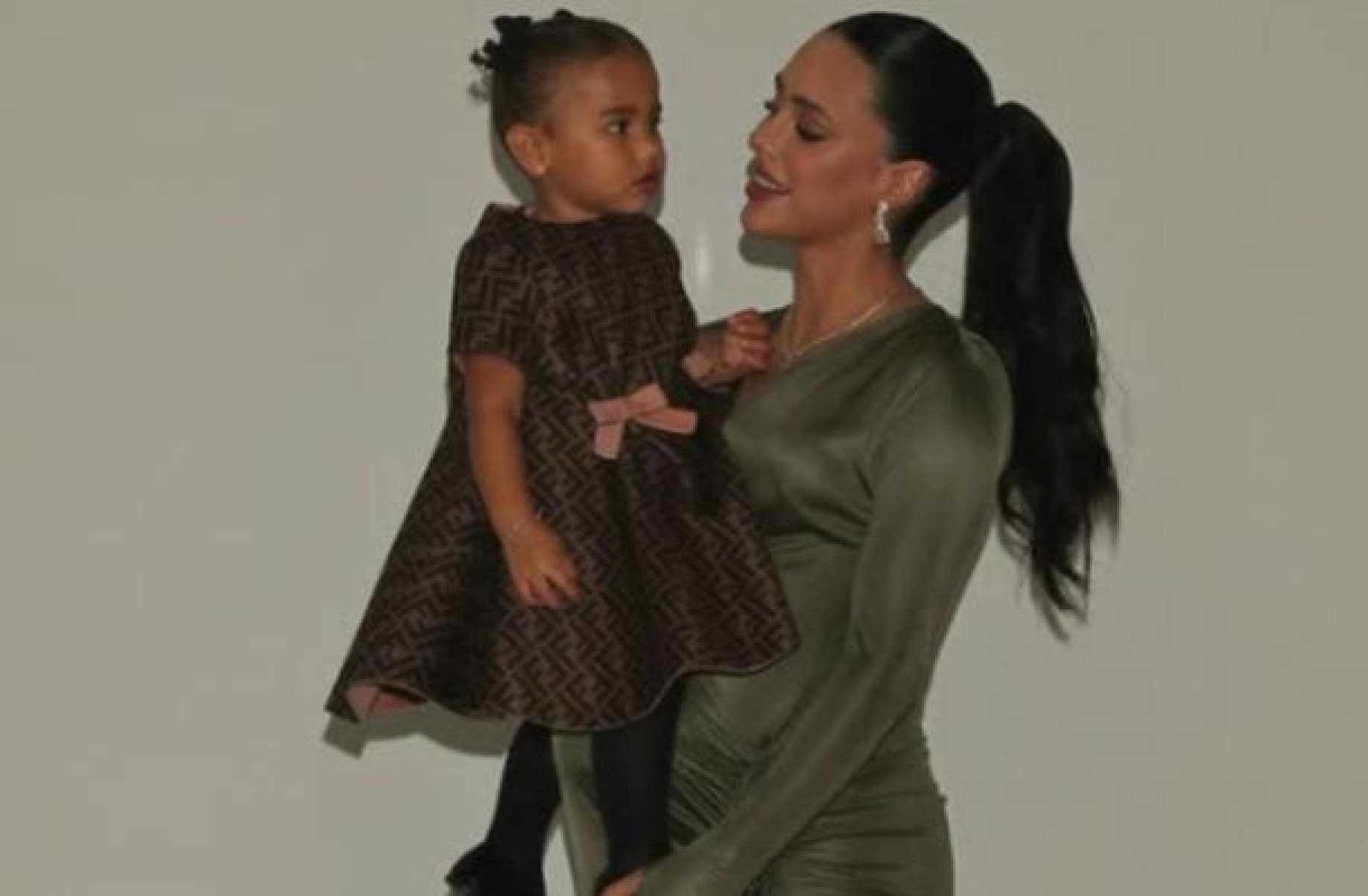 Fendi + Dolce & Gabbana: look de Mavie, filha de Neymar, é avaliado em mais de R$ 10 mil