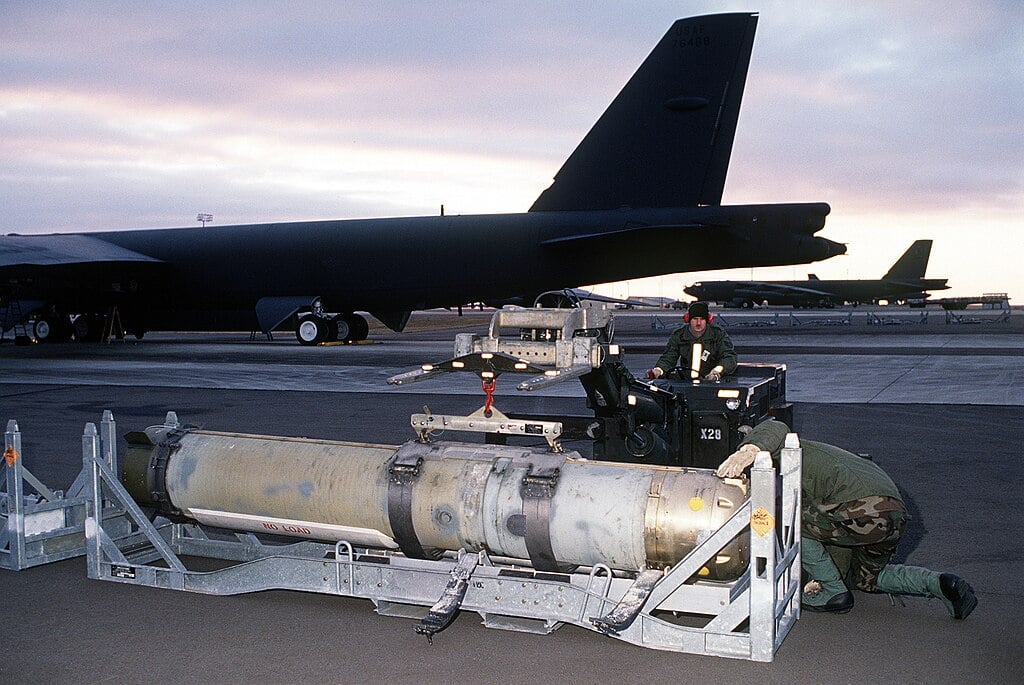A partir do final dos anos 1970, os Estados Unidos começaram a ampliar o conceito de armas automatizadas com a criação da “Mina Antissubmarino Captor”.