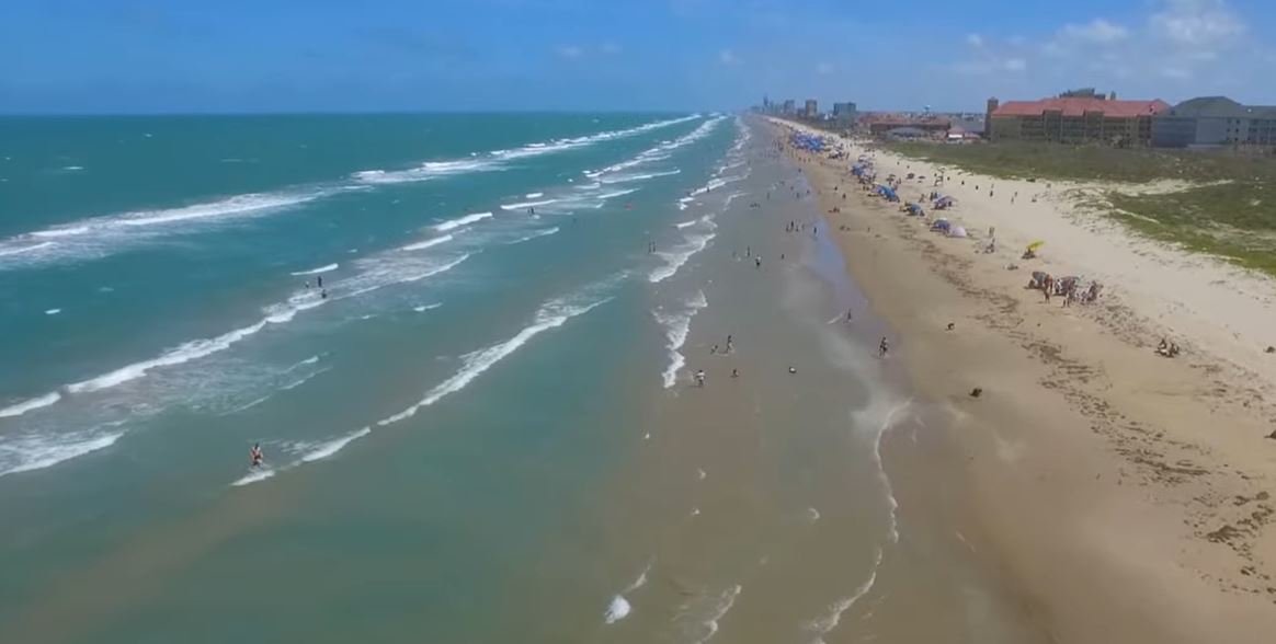 A Island Beach está localizada na costa de Padre Island, que é a maior das ilhas de barreiras do Texas e a mais longa dos Estados Unidos. A  praia se destaca por sua areia branca e por ser o berço de diversas espécies de tartarugas marinhas.