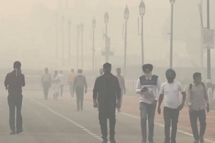Moradores relatam problemas de visibilidade, poeira e irritação nos olhos, além de terem que usar máscaras para se proteger