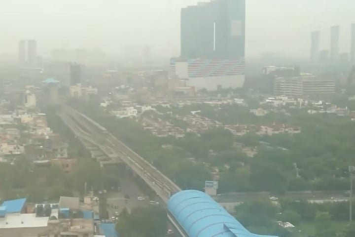 Byrnihat, por exemplo, uma cidade industrial no nordeste da Índia, registrou um nível de PM2.5 de 128,2, mais de 25 vezes acima do padrão da OMS. 