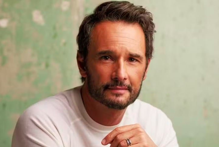 O brasileiro está com em alta no cinema internacional. Ele também protagonizará "O Filho de Mil Homens", adaptação da Netflix do romance de Valter Hugo Mãe.