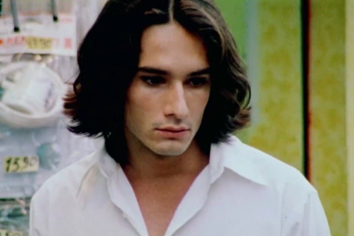 Sua estreia no cinema ocorreu em "Bicho de Sete Cabeças" (2000), dirigido por Laís Bodanzky, no qual interpreta um jovem internado à força em um hospital psiquiátrico.