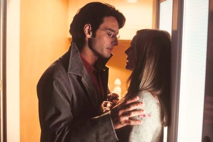 Ainda em 2003, fez parte do elenco de "Simplesmente Amor". O elenco estrelado contou com nomes conhecidos, como Hugh Grant, Laura Linney, Liam Neeson e Emma Thompson.