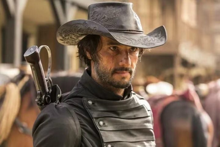 Na TV americana, Santoro se destacou em séries como "Lost" (2004–2010), na qual interpretou Paulo, e "Westworld" (2016–2022), da HBO, no papel de Hector Escaton.