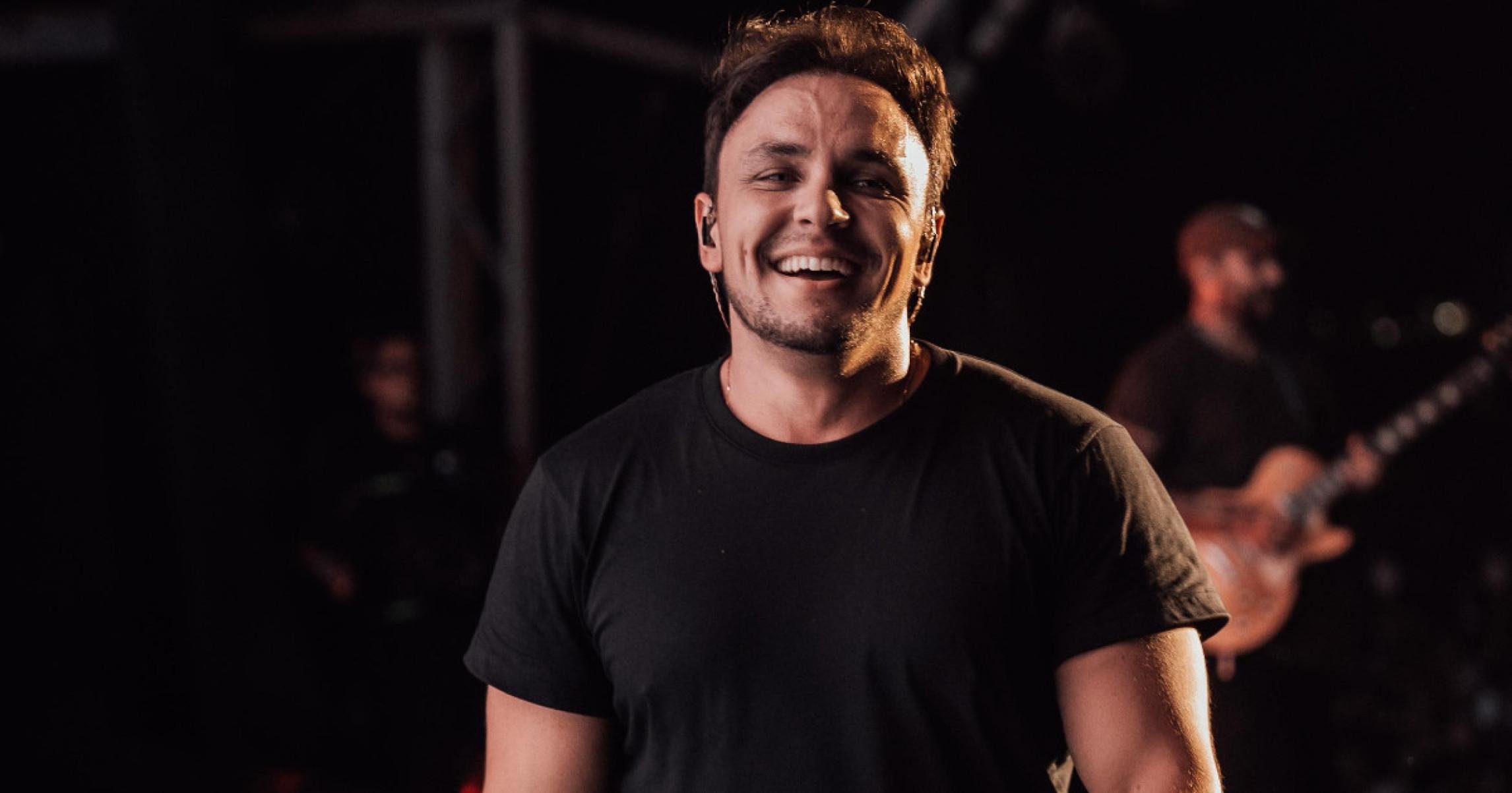 Theo Rubia lança medley gravado para multidão de 35 mil pessoas