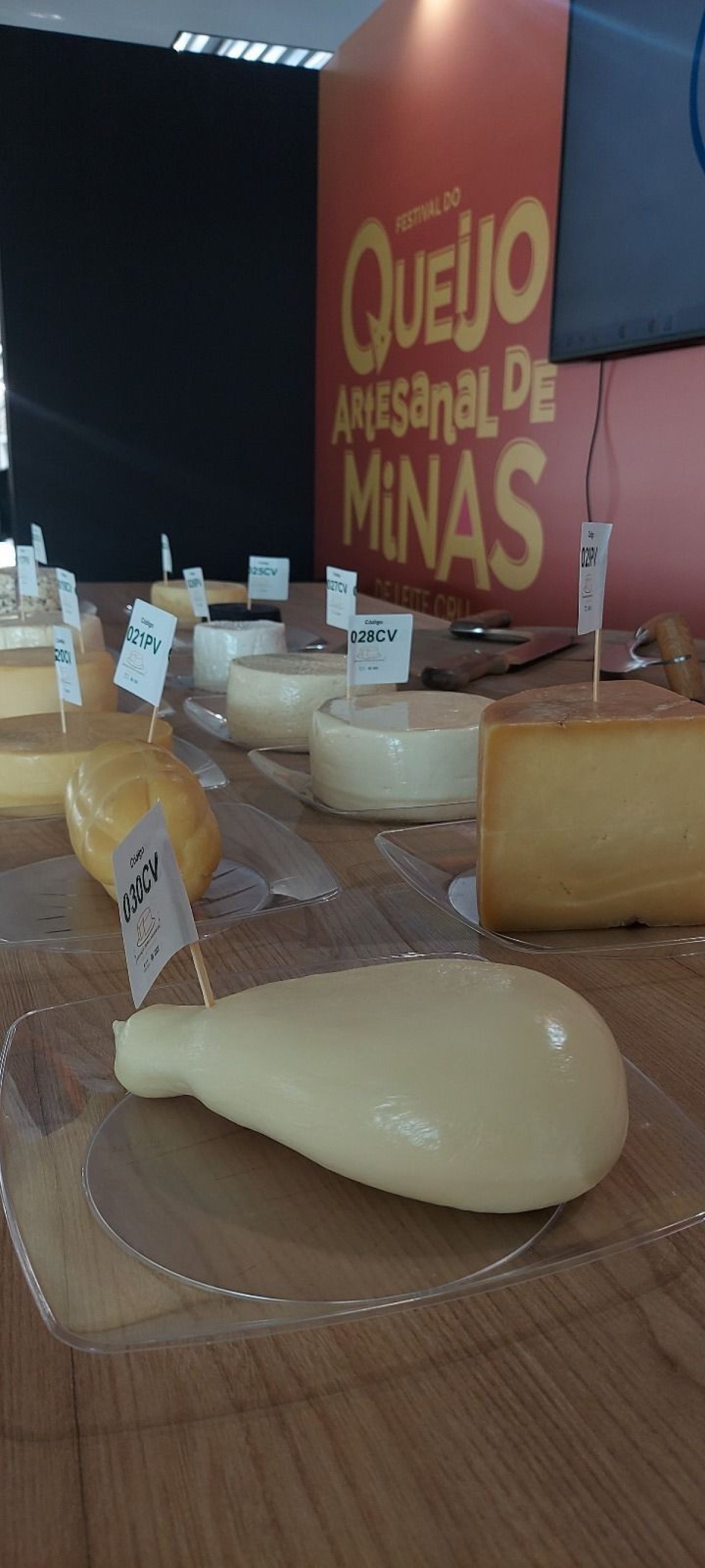 A votação pública elege o melhor queijo dentre as regiões mineiras expositoras no Festival do Queijo Artesanal de Minas