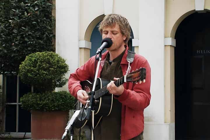 Conhecido por alternar heróis românticos em "Emma" (2020) e vilões frios em "O Alfaiate" (2024), o britânico de 42 anos promete camadas de vulnerabilidade ao pai de Draco, recriando a tensão entre ambição e medo que só aparece nas páginas dos livros.