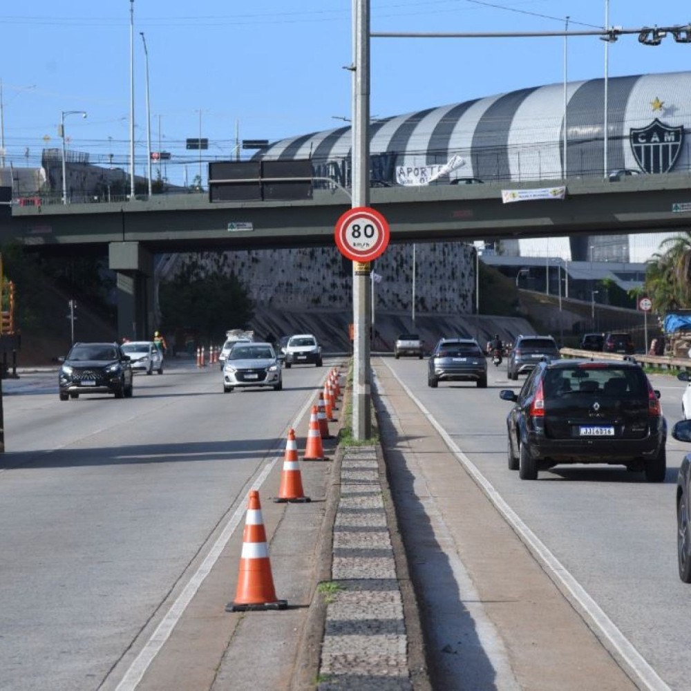 Velocidade máxima na Via Expressa será reduzida para 60 km/h a partir desta terça-feira (17/6) em um trecho de cerca de 5 km - (crédito: Gladyston Rodrigues/EM/D.A Press) Velocidade máxima na Via Expressa será reduzida para 60 km/h a partir do dia 17 de junho. Trecho entre a Rua Coração Eucarístico de Jesus e a Avenida Teleférico