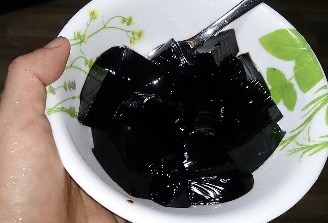O processo inicial Ã© a retirada dessas raspas de pele. Ele Ã© composto de grandes equipamentos e recipientes, que fervem os tecidos, com mistura de Ã¡gua e vinagres.