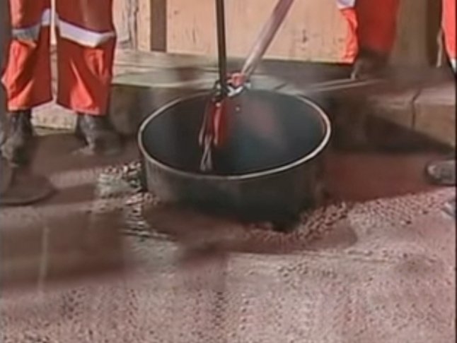 A perfuradora Schramm T130 conseguiu tornar o túnel largo o suficiente para transportar um mineiro dentro de uma cápsula. Seria a solução para o salvamento.
