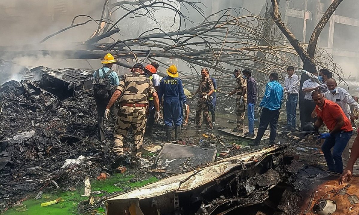 Bombeiros e agentes de resgate trabalham no local onde o voo 171 da Air India caiu em uma área residencial perto do aeroporto em Ahmedabad, com 242 pessoas a bordo Bombeiros e agentes de resgate trabalham no local onde o voo 171 da Air India caiu em uma área residencial perto do aeroporto em Ahmedabad, com 242 pessoas a bordo
