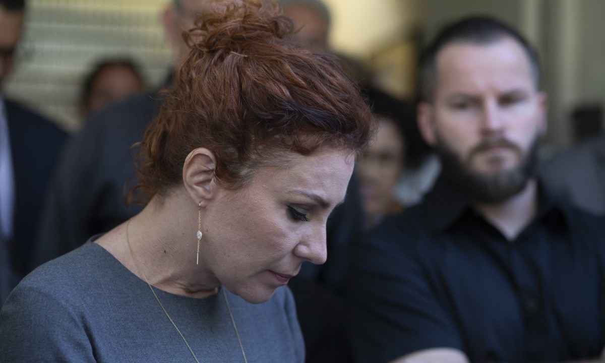  Carla Zambelli, de cabeça baixa, em entrevista coletiva em maio ado -  (crédito:  Nino Cirenza/Ato Press/Folhapress)