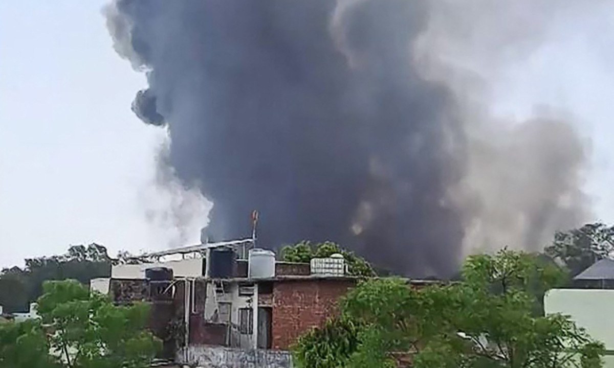 Coluna de fumaça subindo depois que o voo 171 da Air India caiu perto do aeroporto em Ahmedabad, na Índia