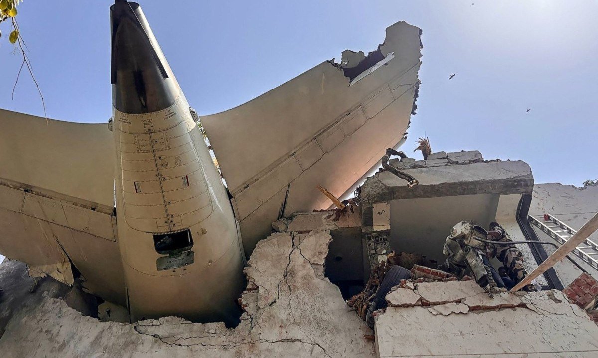  Parte traseira de um avião da Air India após ele cair em uma área residencial perto do aeroporto em Ahmedabad, na Índia -  (crédito: CENTRAL INDUSTRIAL SECURITY FORCE (CISF) / AFP)