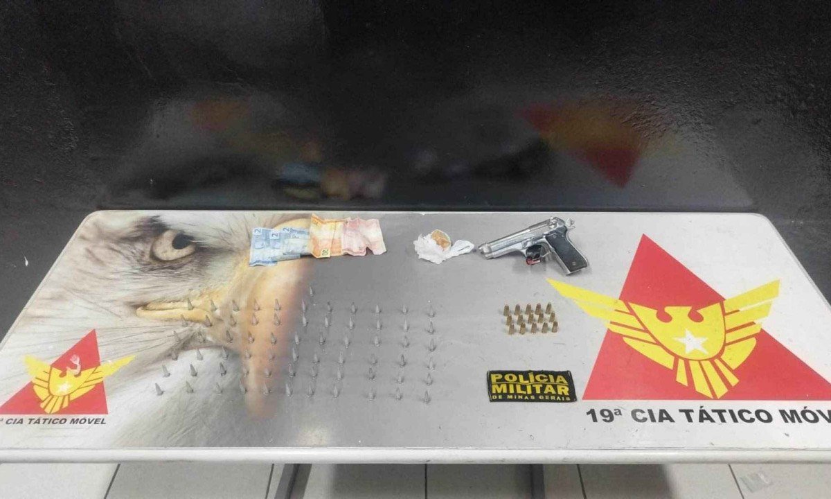 Foram apreendidos 67 pinos de cocaína, uma porção de crack, uma pistola de calibre 9 milímetros municiada e R$ 68 em dinheiro vivo -  (crédito: Divulgação/PMMG)