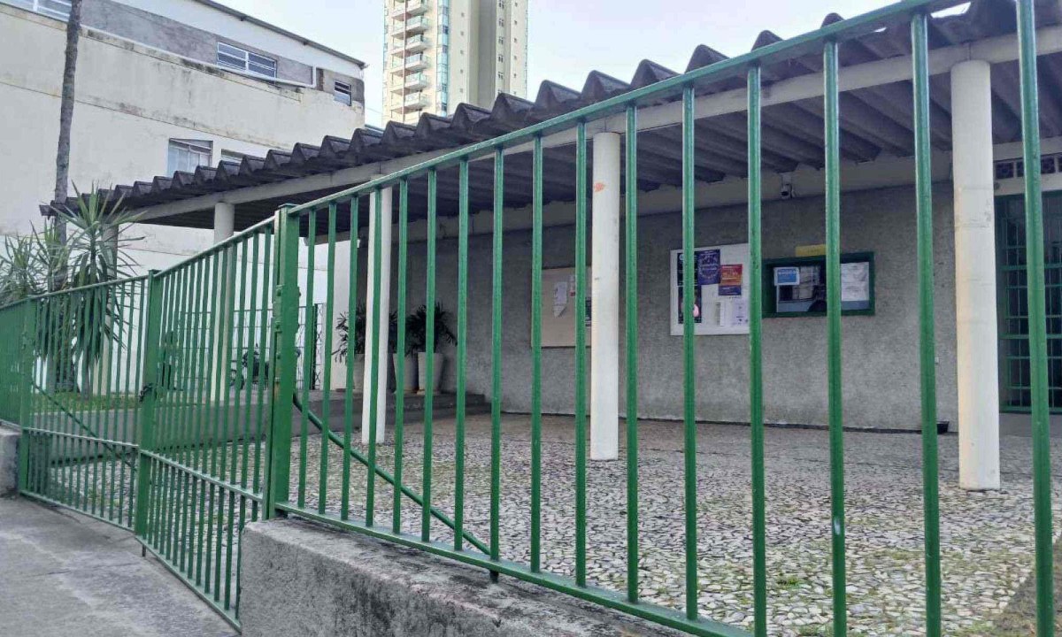 Alunos que chegaram ao Restaurante Universit&aacute;rio do Campus Centro &agrave;s 13h30 desta quinta-feira (12/6) foram pegos de surpresa com local fechado -  (crédito: Bruno Luis Barros / EM / D.A Press)