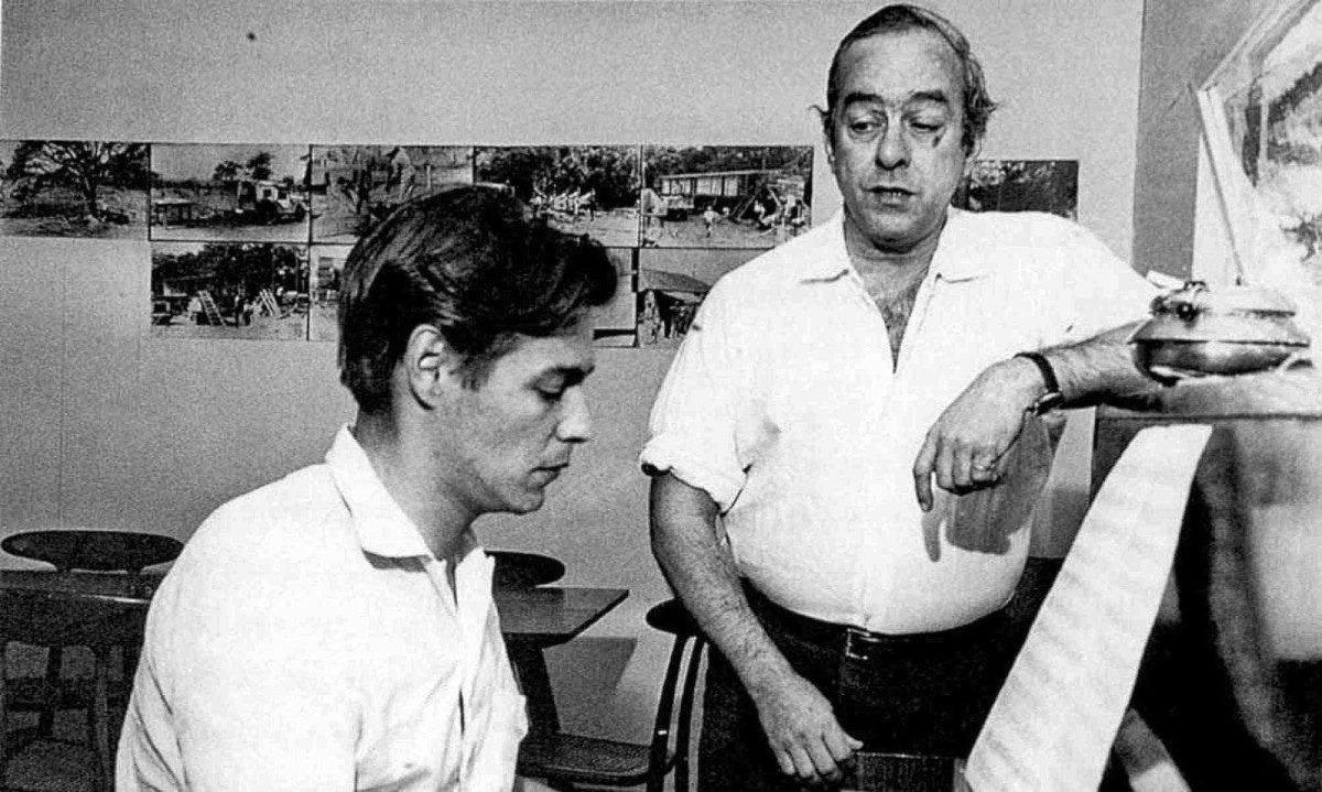 Tom Jobim e Vinicius de Moraes compam sinfonia para Brasília
- (crédito: Paulo H Carvalho/CB/D.A Press) Tom Jobim e Vinicius de Moraes compam sinfonia para Brasília
- (crédito: Paulo H Carvalho/CB/D.A Press)