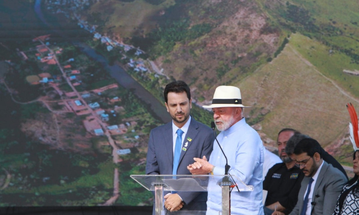 Presidente Lula pede respeito de militantes ao prefeito de Mariana, Duarte Júnior, que vinha sendo vaiado pelos presentes -  (crédito: Edésio Ferreira/EM/D.A Press)