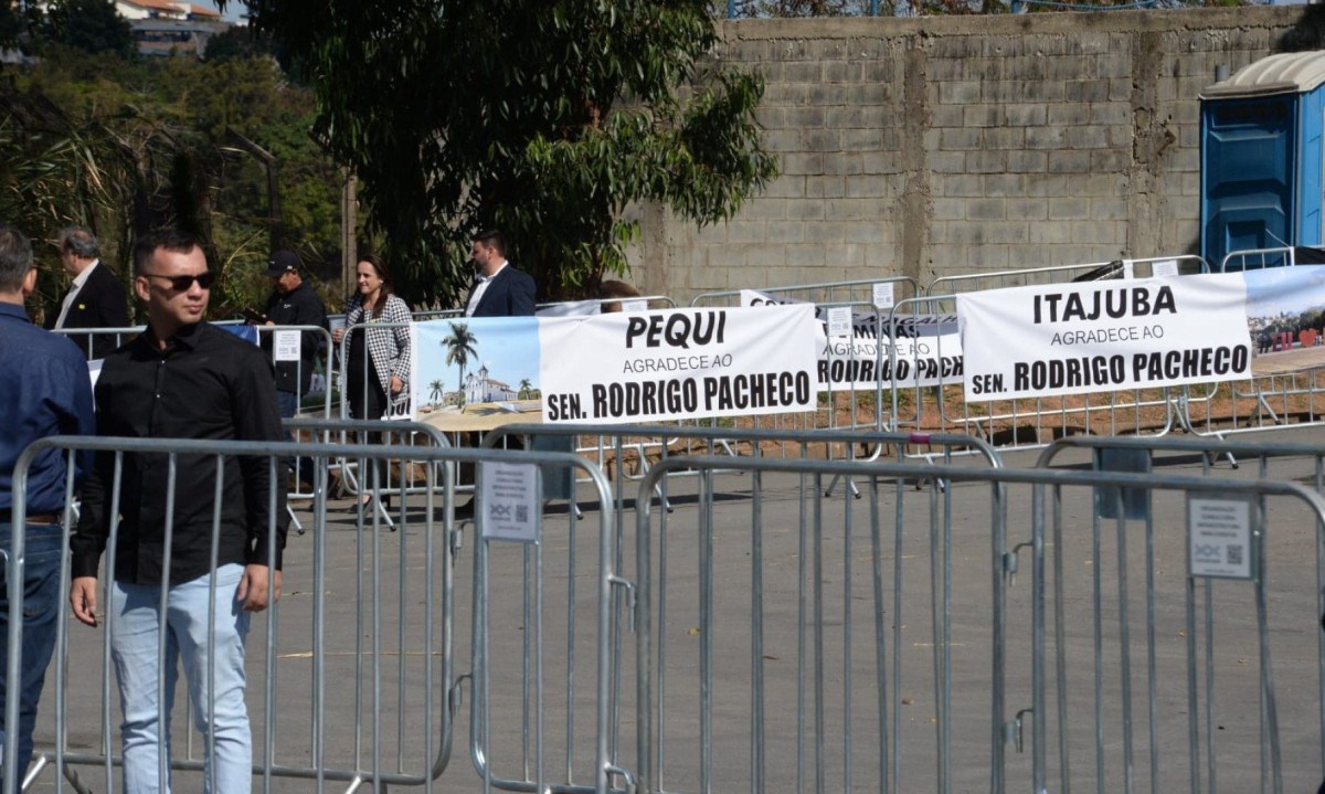 Evento de Lula em Contagem tem faixas agradecendo emendas de Pacheco -  (crédito: Tulio Santos/EM/DAPRESS)
