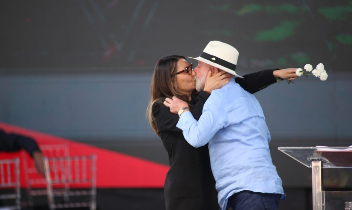 Presidente Lula beija a primeira-dama Rosângela da Silva e a presenteia com uma rosa no dia dos namorados -  (crédito: Edesio Ferreira/EM/D.A Press)
