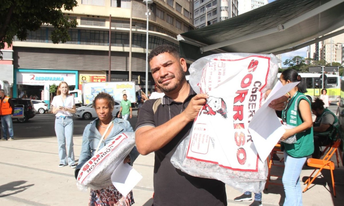 Rodrigo Ataíde dos Santos recebeu um cobertor da Prefeitura de BH para se proteger do frio -  (crédito: Jair Amaral/EM/D.A Press)