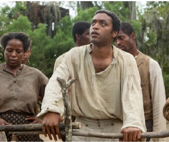 12 Anos de Escravidão (2014)
Dirigido por Steve McQueen, estrelado por Chiwetel Ejiofor, Michael Fassbender e Lupita Nyong'o.
Baseado em história real, narra a luta de um homem negro livre sequestrado e vendido como escravo no sul dos EUA antes da Guerra Civil. 