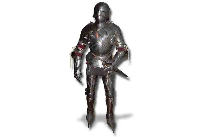 Os voluntários simularam duelos entre soldados de infantaria, bem como encontros entre soldados e carruagens. Dessa forma, os pesquisadores descobriram que a armadura resistiu a esses desafios sem forçar ou limitar seu usuário.