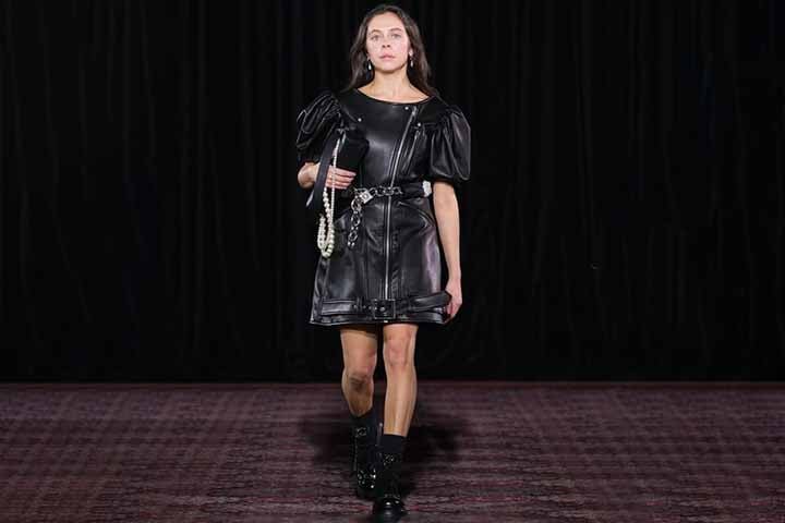 Tanto o produtor executivo David Heyman quanto a própria Powley enfatizam que a série trará nuances de abusos silenciosos presentes nos livros, mas suavizados nos filmes.