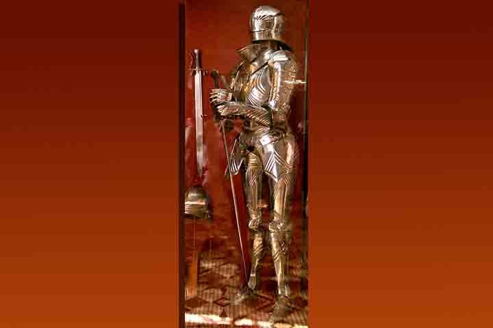 Como Barry Molloy, um arqueólogo que conduziu pesquisas separadas sobre a adequação de combate da armadura Dendra, disse à National Geographic: "Sua importância para a compreensão da longa história de desenvolvimento de armas e de guerra não pode ser subestimada”.