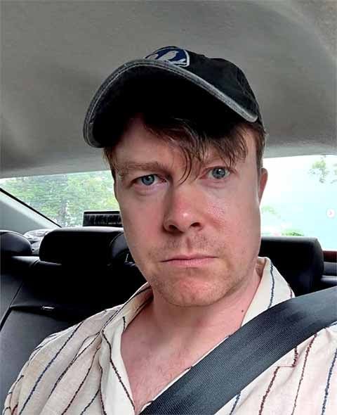 Rigby é elogiado por transitar entre drama (como em "Flowers") e comédia física, atributo que pode tornar Vernon simultaneamente cômico e ameaçador.