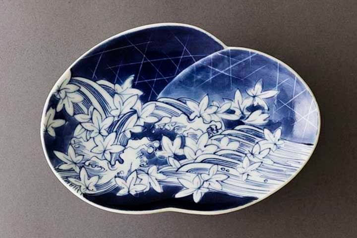 A aplicaÃ§Ã£o de esmaltes multicoloridos deu Ã s porcelanas um brilho vÃ­vido e proteÃ§Ã£o adicional contra danos.
