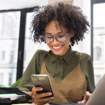 Celular cresce como fonte de renda entre brasileiros em 2025 - DINO