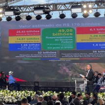 Rui Costa discursou ao lado do presidente Lula e de ministros na Praça da Sé, em Mariana (MG), cobrando mais responsabilidade na reparação pela tragédia -  (crédito: Edesio Ferreira/EM/D.A.Press)
