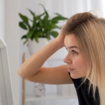 Cresce a busca por tratamento para queda de cabelo entre jovens e mulheres - Freepik