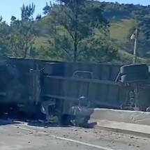 Acidente entre carretas mata motorista e congestiona BR-381, no Sul de MG - Reprodução/Redes sociais